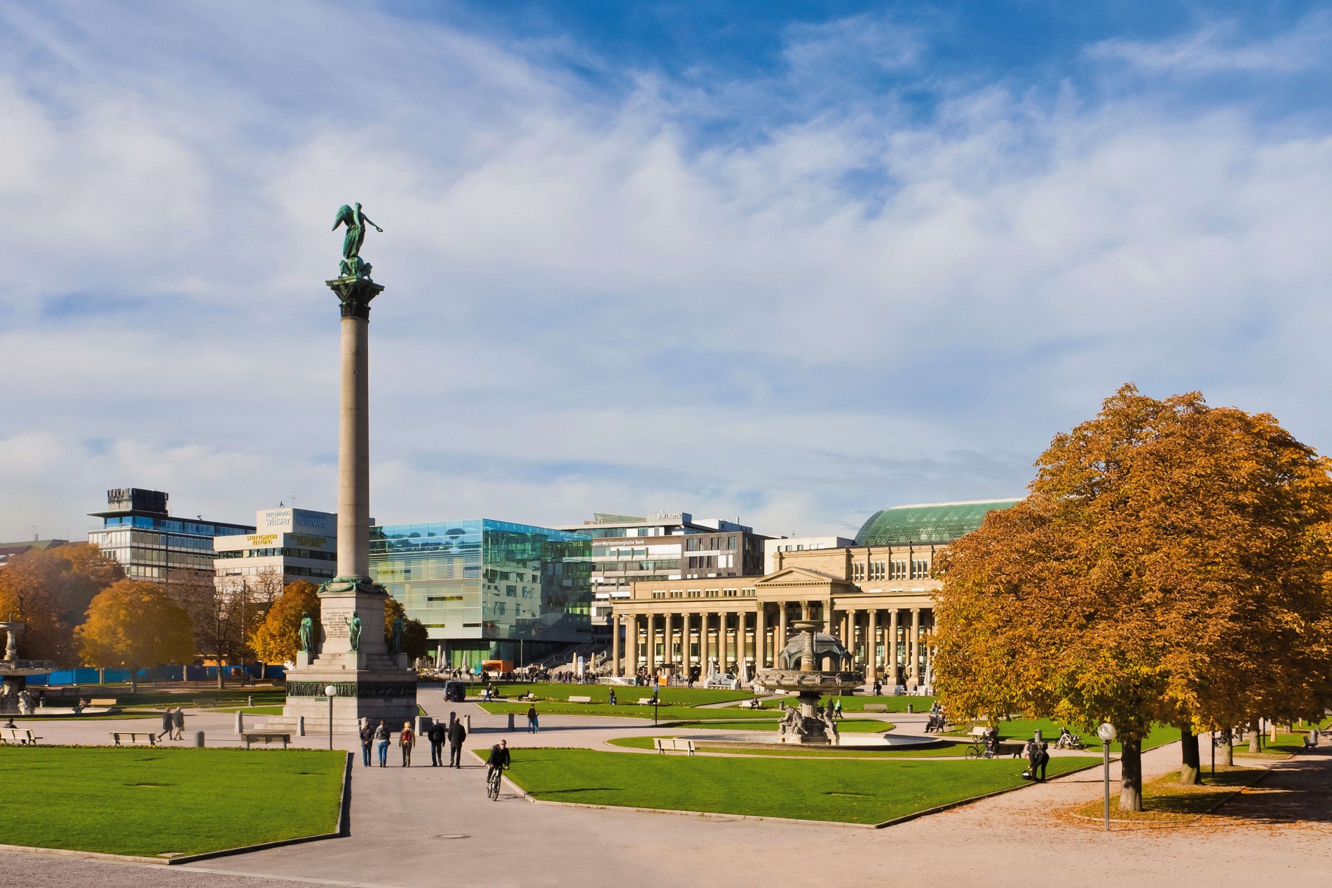 Der Stuttgarter Schlossplatz mit der Jubiläumssäule und dem Königsbau im Hintergrund.