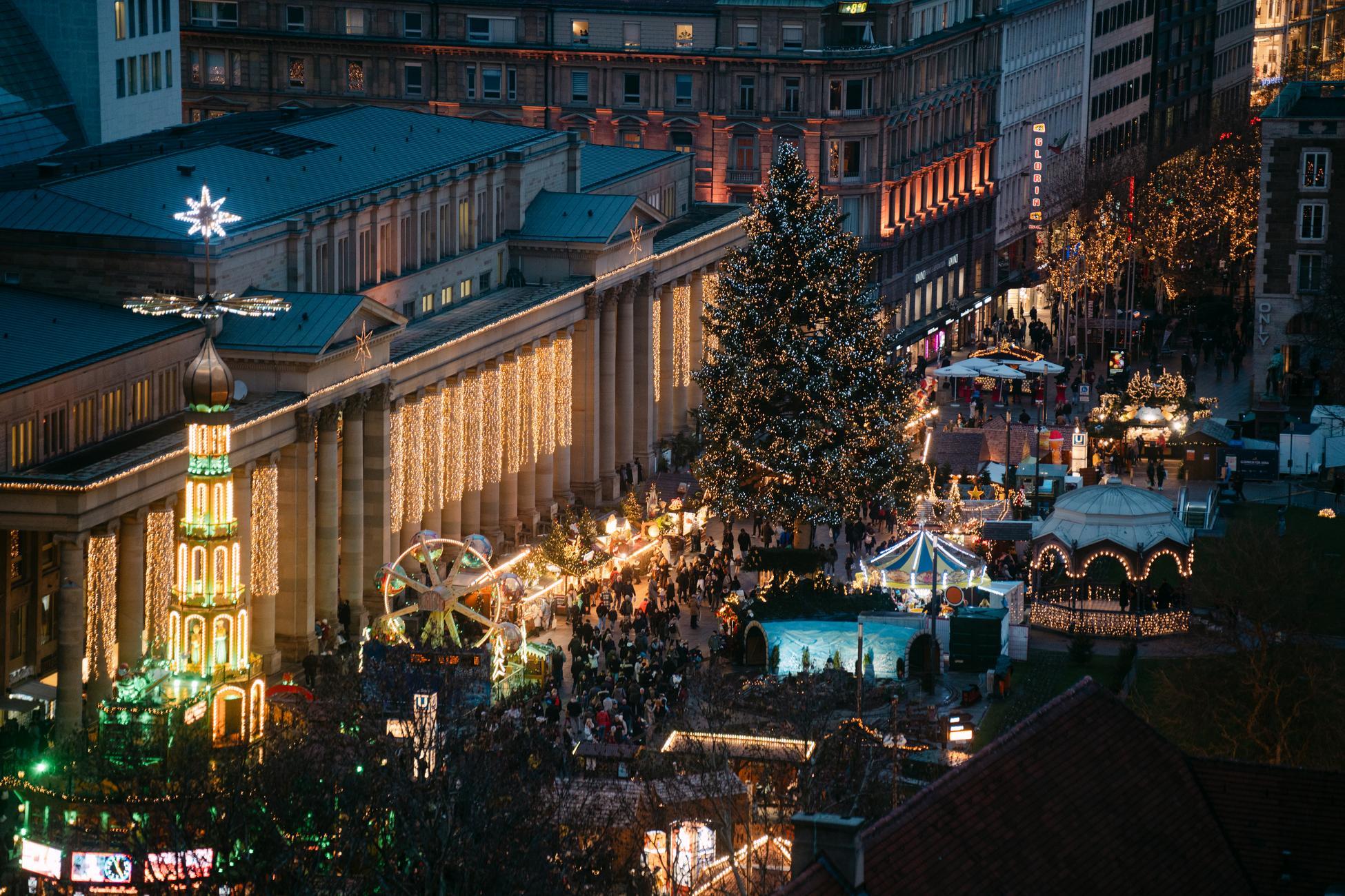 Weihnachtsmarktbuden auf dem Schlossplatz bei Abend